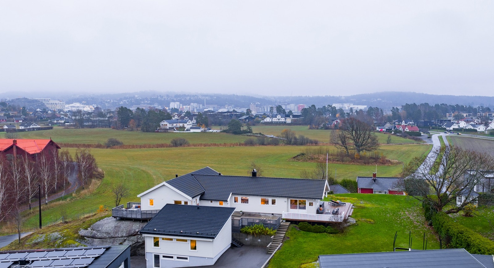 Eiendommen består av villaen, garasje med innredet rom fra 2018 og lekestue/bod. Galleribilde