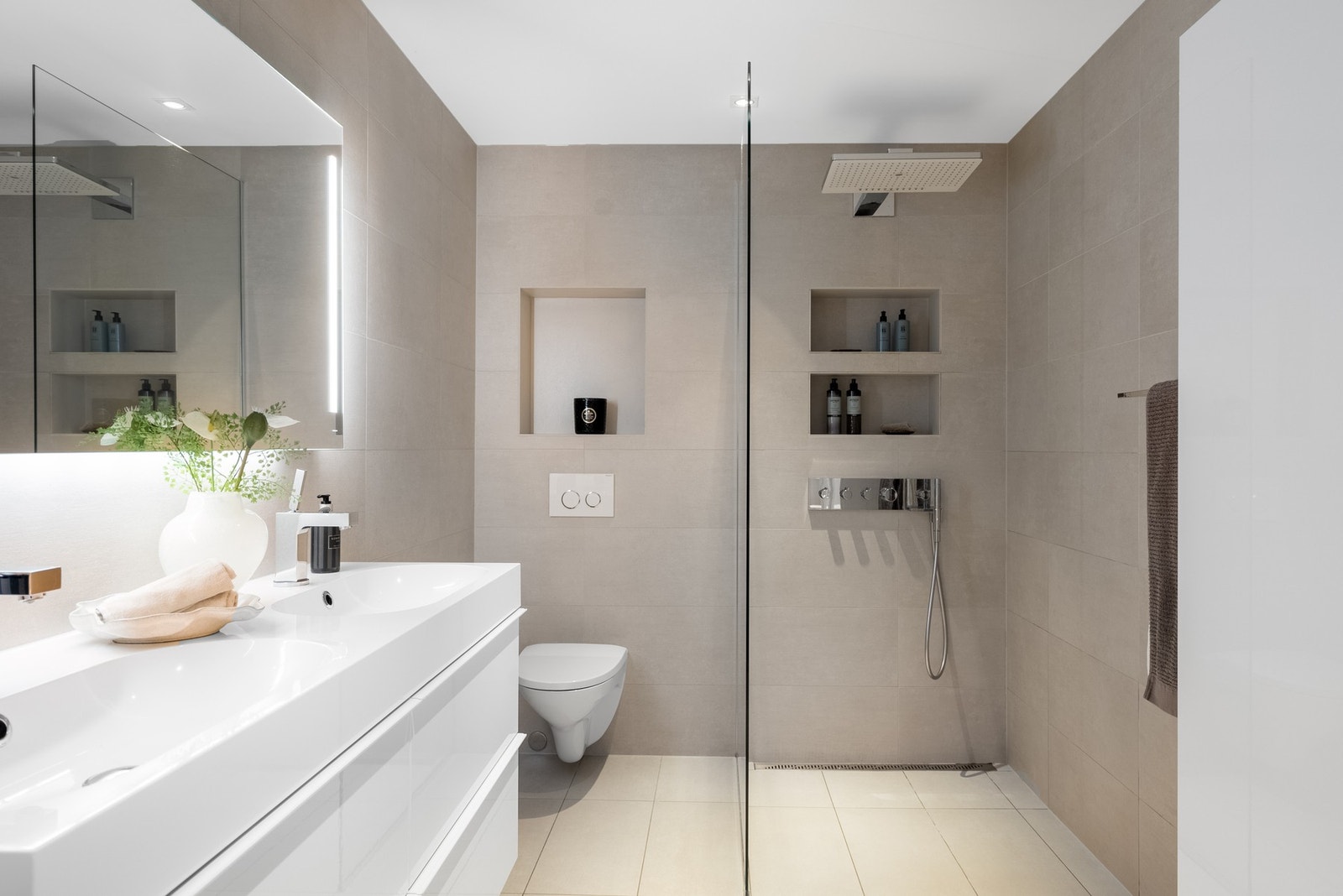 Badet er lekkert og moderne og ble oppusset i 2016 Galleribilde