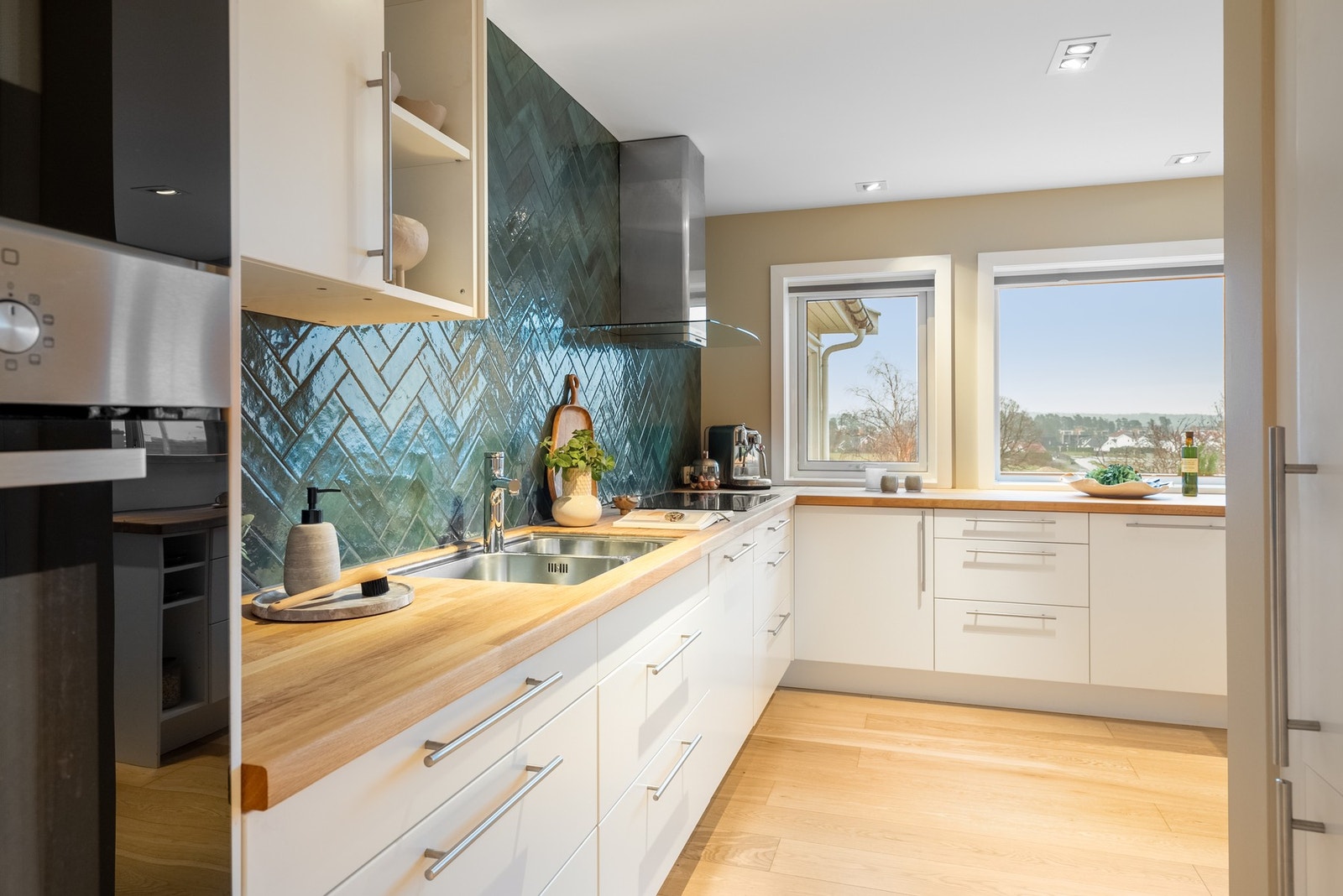 Masse skap og benkeplass Galleribilde