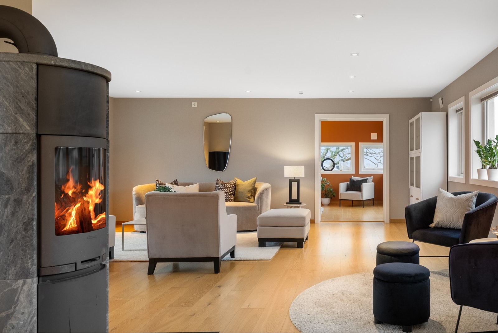 Stor stue med ildsted til både glede og nytte Galleribilde