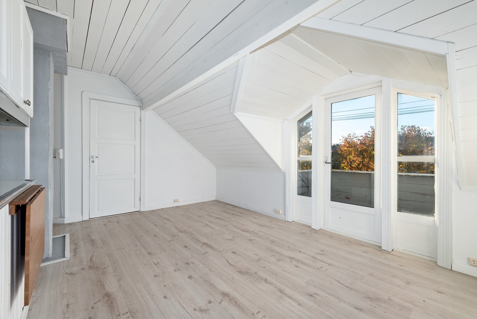 Stuen i leiligheten. Her er dør til balkongen til høyre og rett frem har man soverommet. Galleribilde