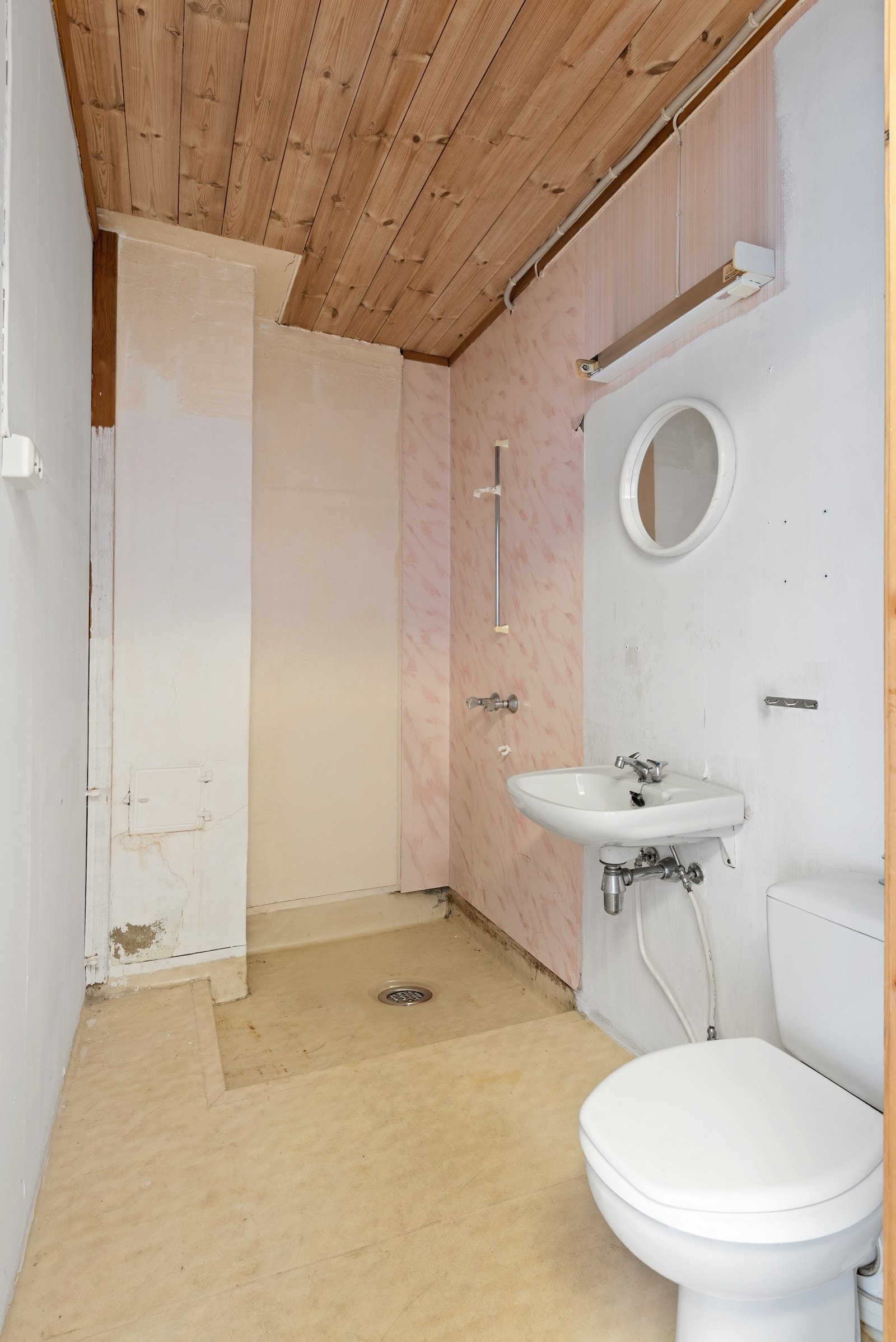 bad/wc i 1. etg. Har tidligere vært benyttet i tilknytning til frisørvirksomheten. Galleribilde