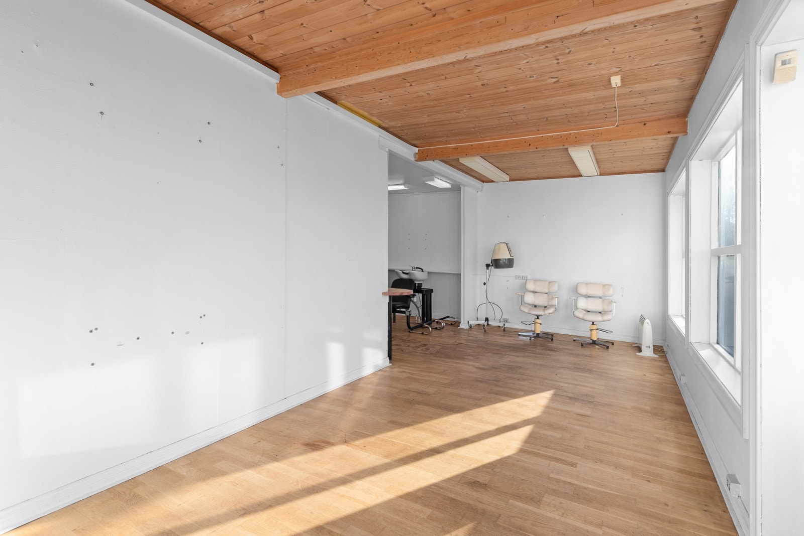 Lyse, fine lokaler. Store vinduer sørger for godt med naturlig lys i lokalet. Galleribilde