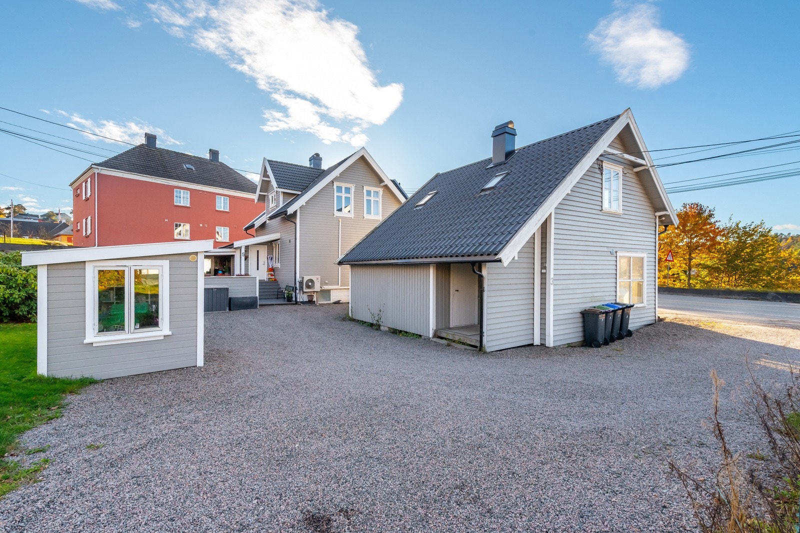 Gårdstun/Biloppstillingsplass. Det er plass til 1 - 2 biler langs huset. Galleribilde
