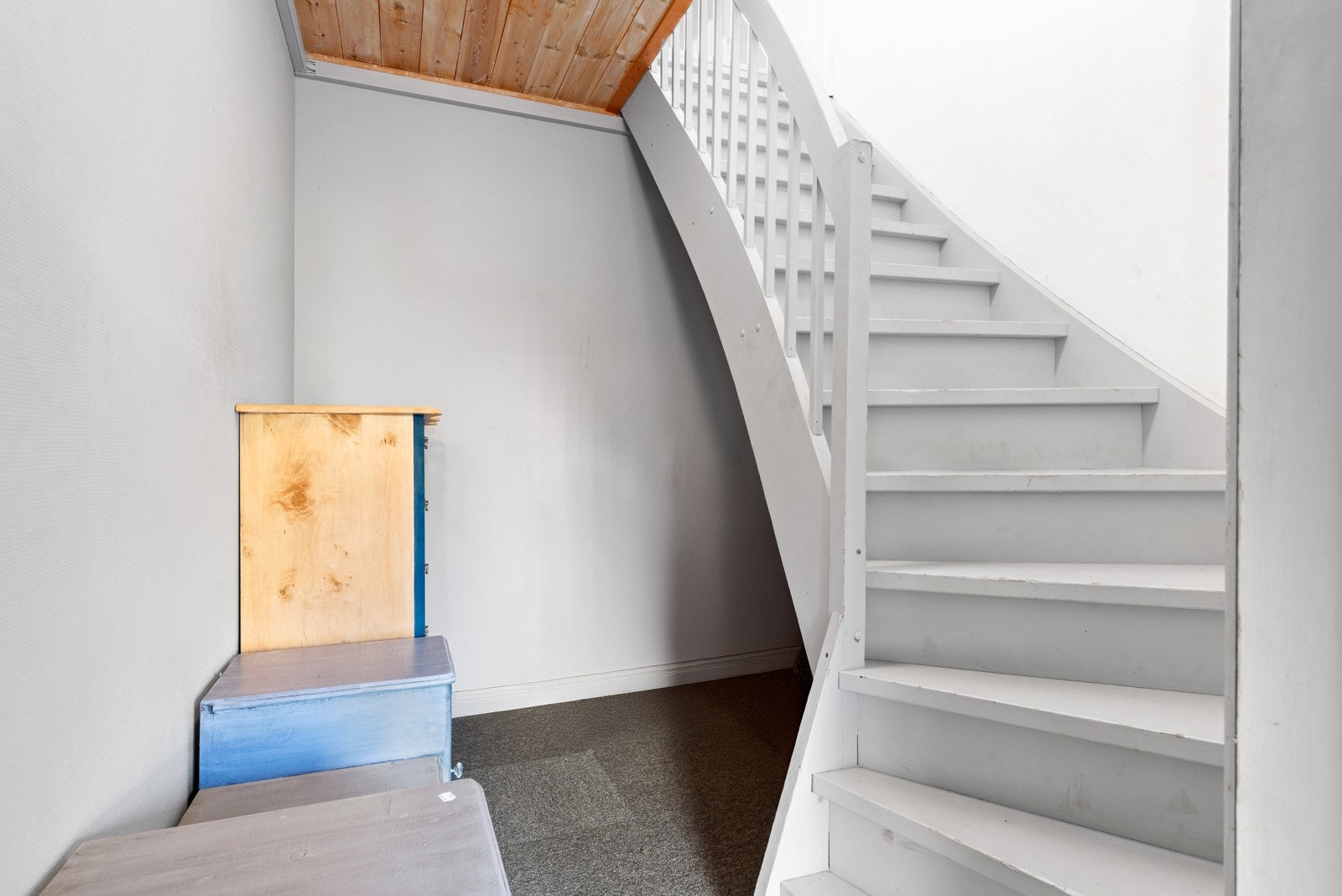 Gangen i 1. etg. med trapp opp til leiligheten. Galleribilde