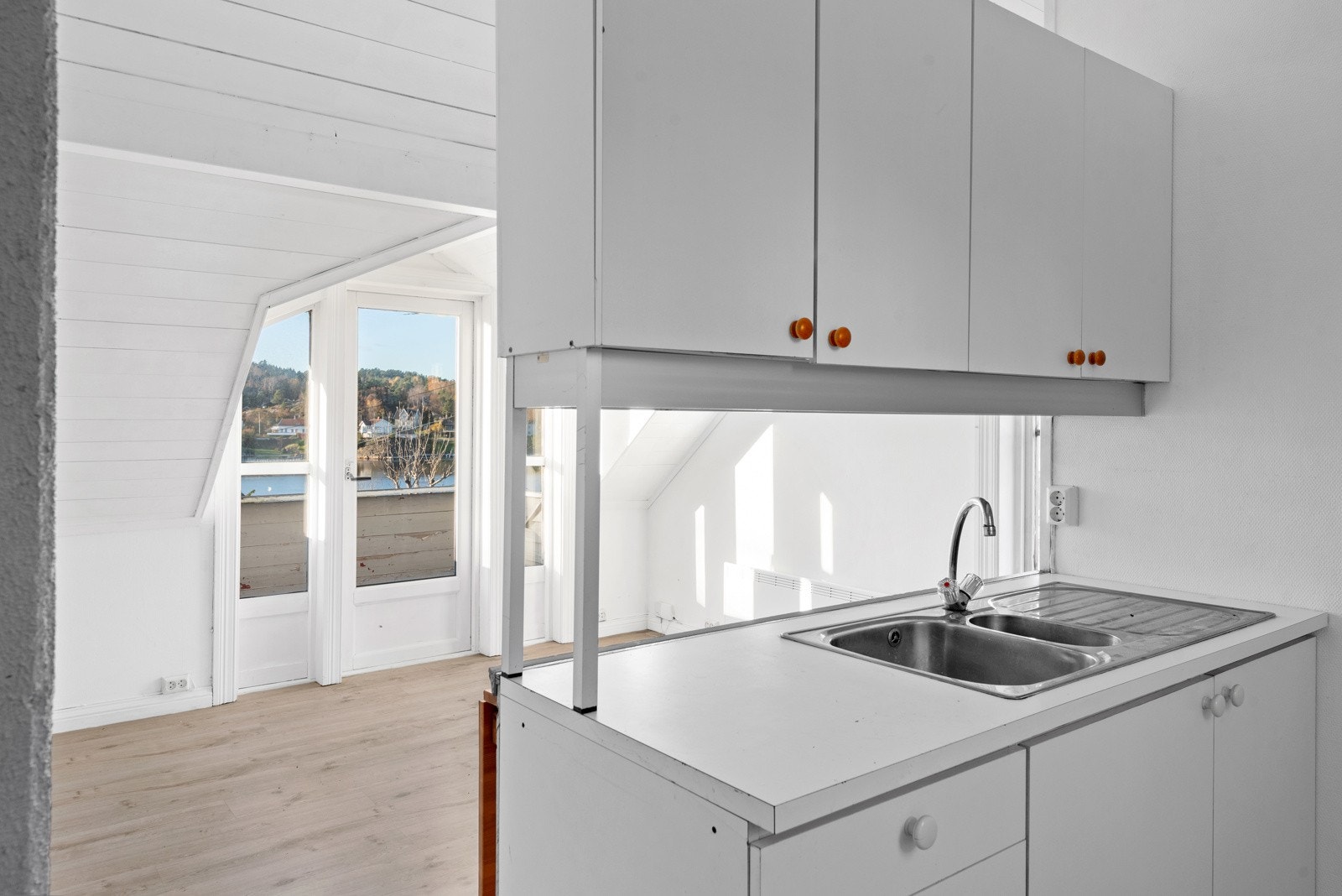 Kjøkkenet er i lys utførelse og her er bra med skapplass. Galleribilde