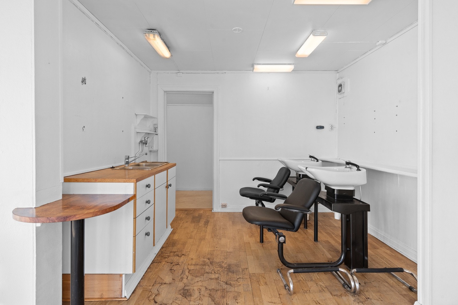 Lokalet i 1. etg. er tidligere brukt til frisørsalong. Galleribilde