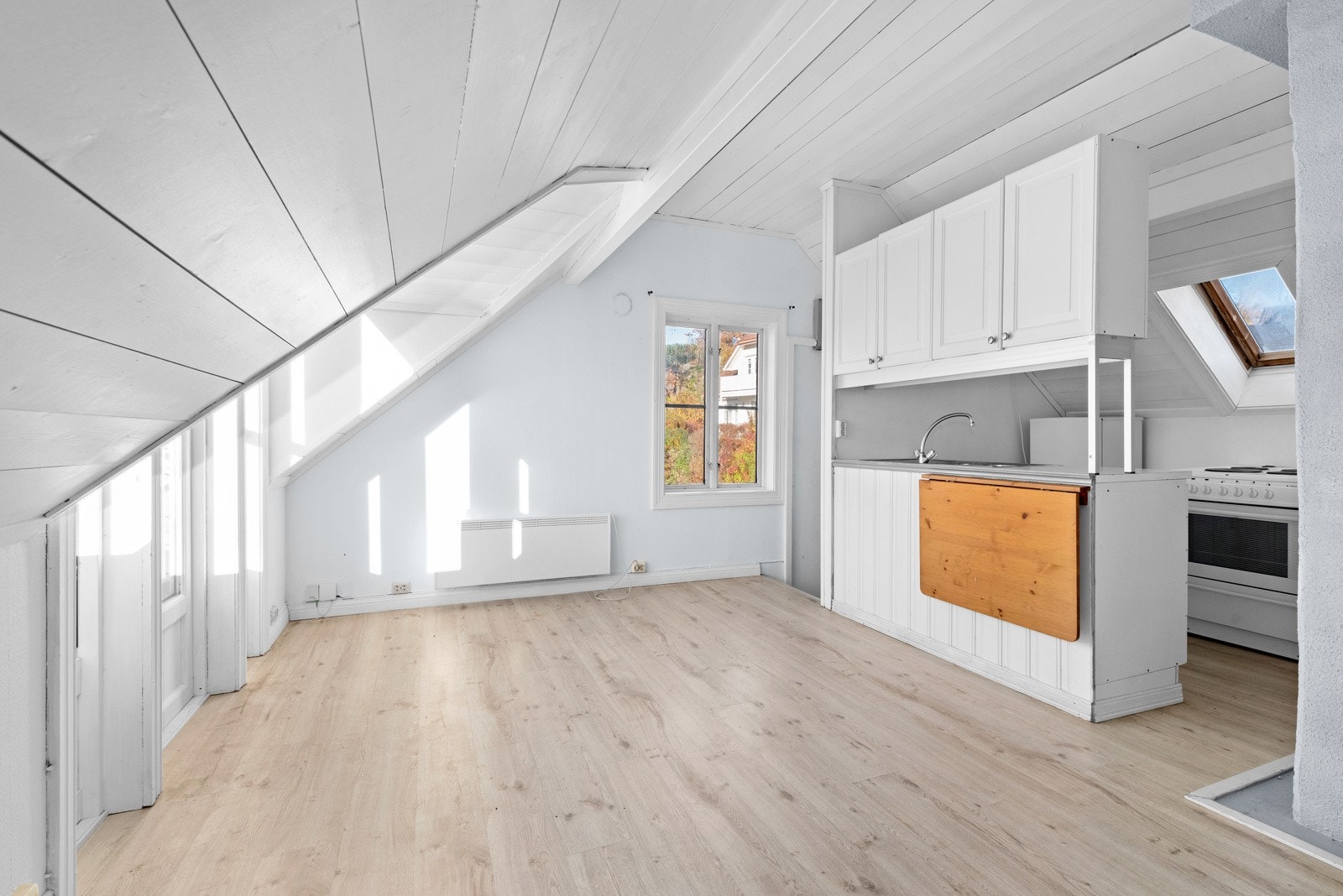 Stue/kjøkken. Takvindu på kjøkkenet sørger for godt med lys. Galleribilde