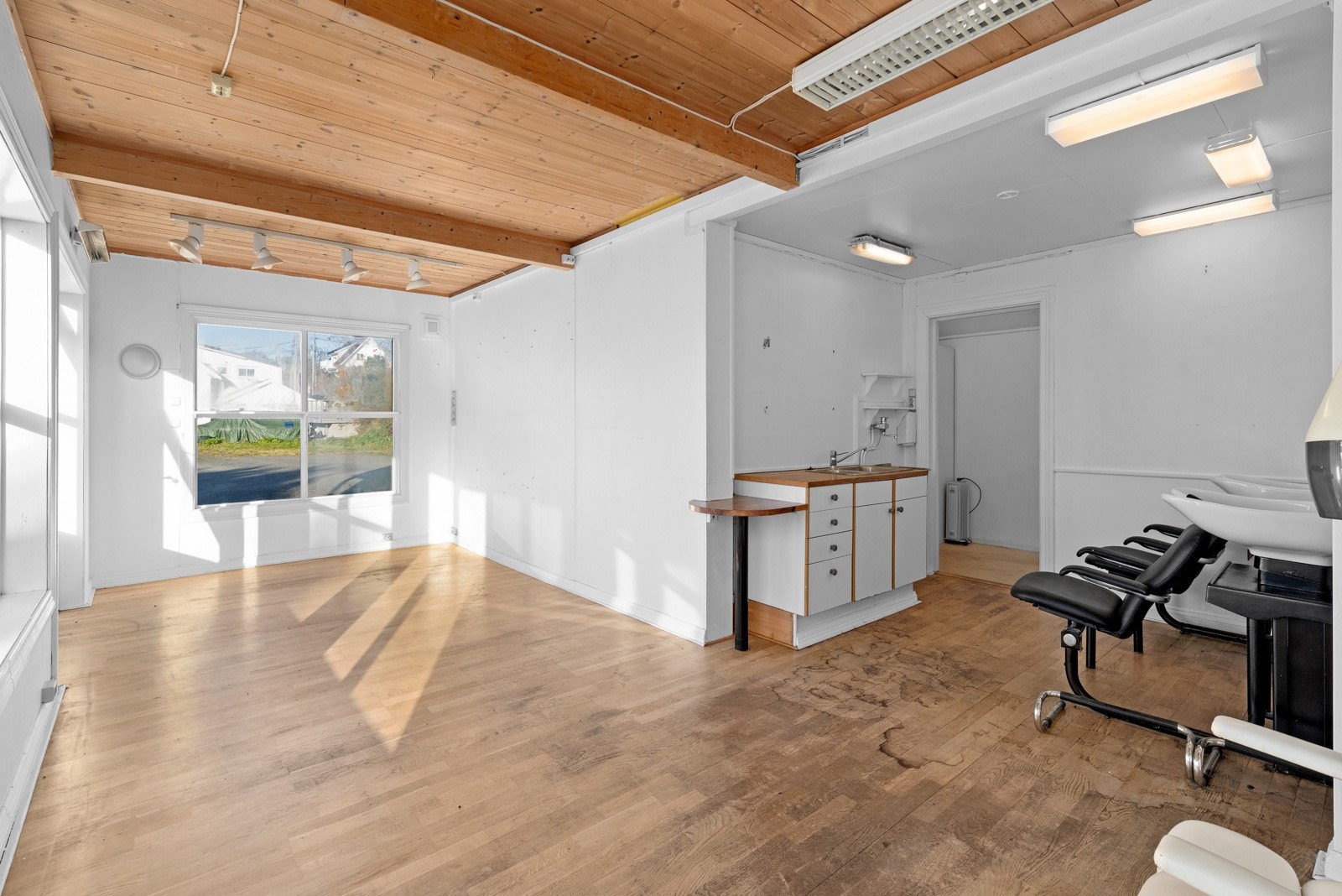 Lyse, fine lokaler. Store vinduer sørger for godt med naturlig lys i lokalet. Galleribilde