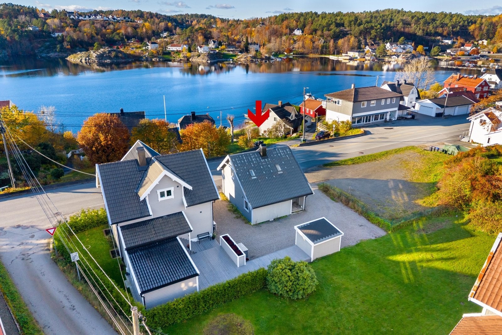 Eiendommen har felles innkjørsel med eiendommen på innsiden. Galleribilde