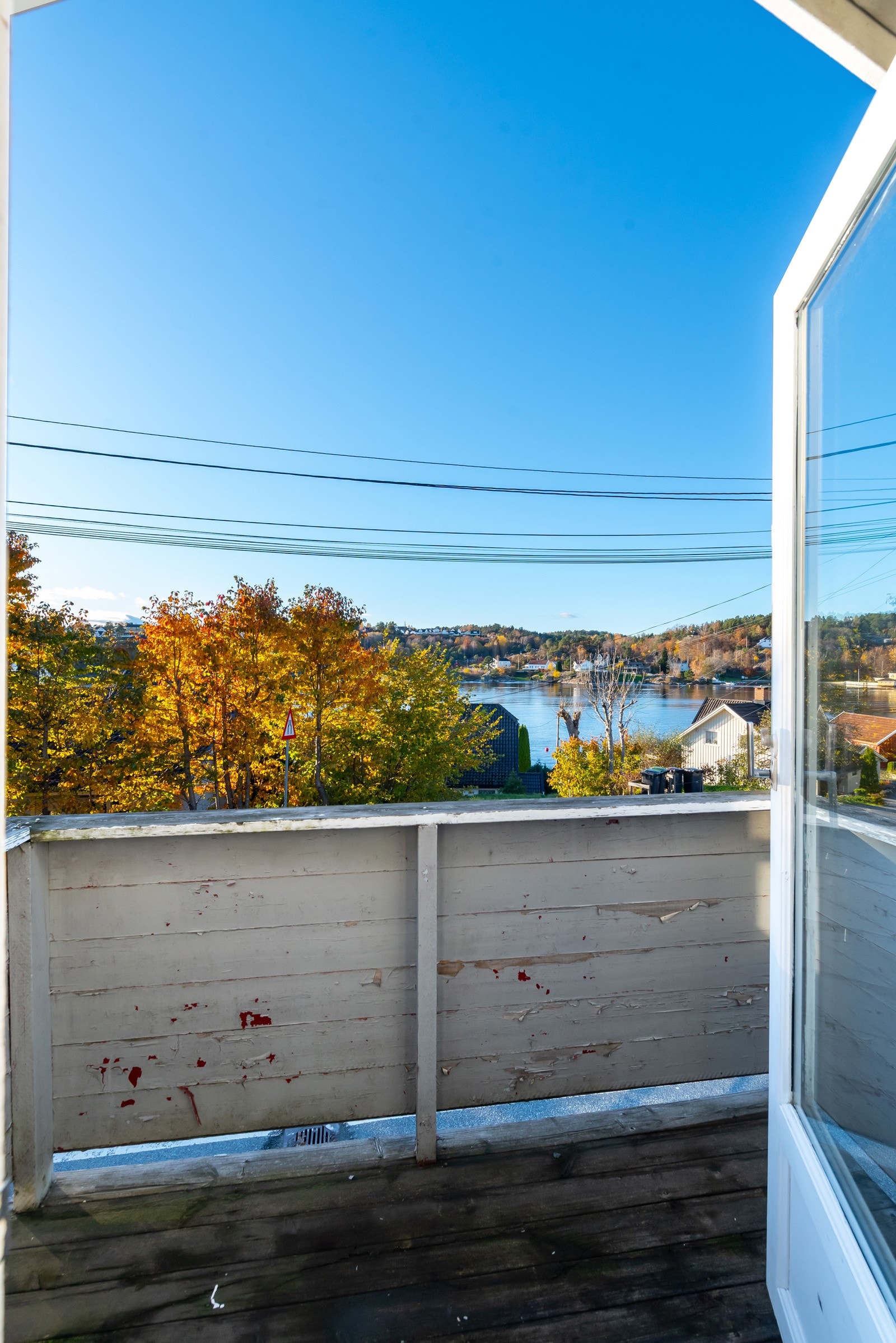 Man kan se til sjøen(Neskilen) fra balkongen. Her er bra med sol utover ettermiddagen & kvelden. Galleribilde