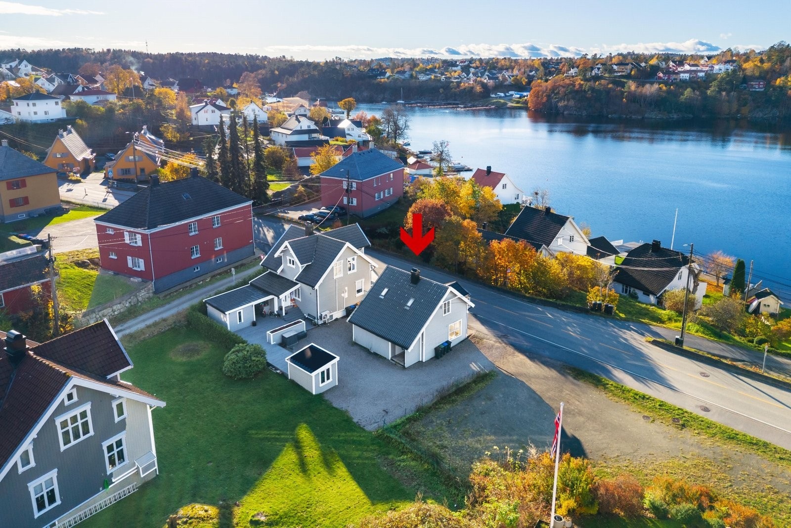Sentral beliggenhet på Eydehavn. Utsikt til Neskilen & bra med ettermiddags- og kveldssol. Galleribilde