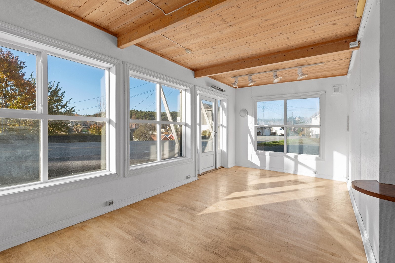 Lyse, fine lokaler. Store vinduer sørger for godt med naturlig lys i lokalet. Galleribilde