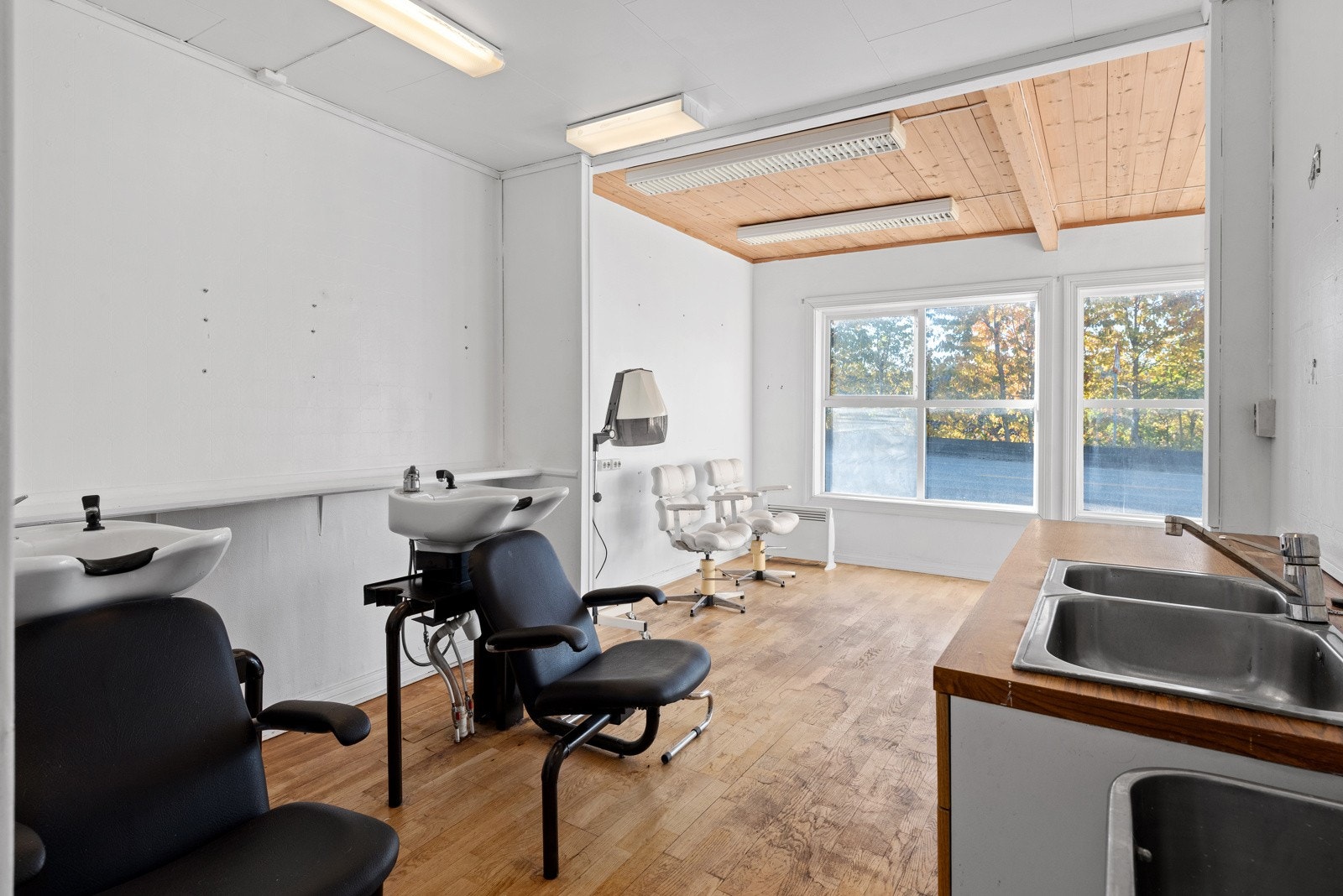 Lokalet i 1. etg. er tidligere brukt til frisørsalong. Galleribilde