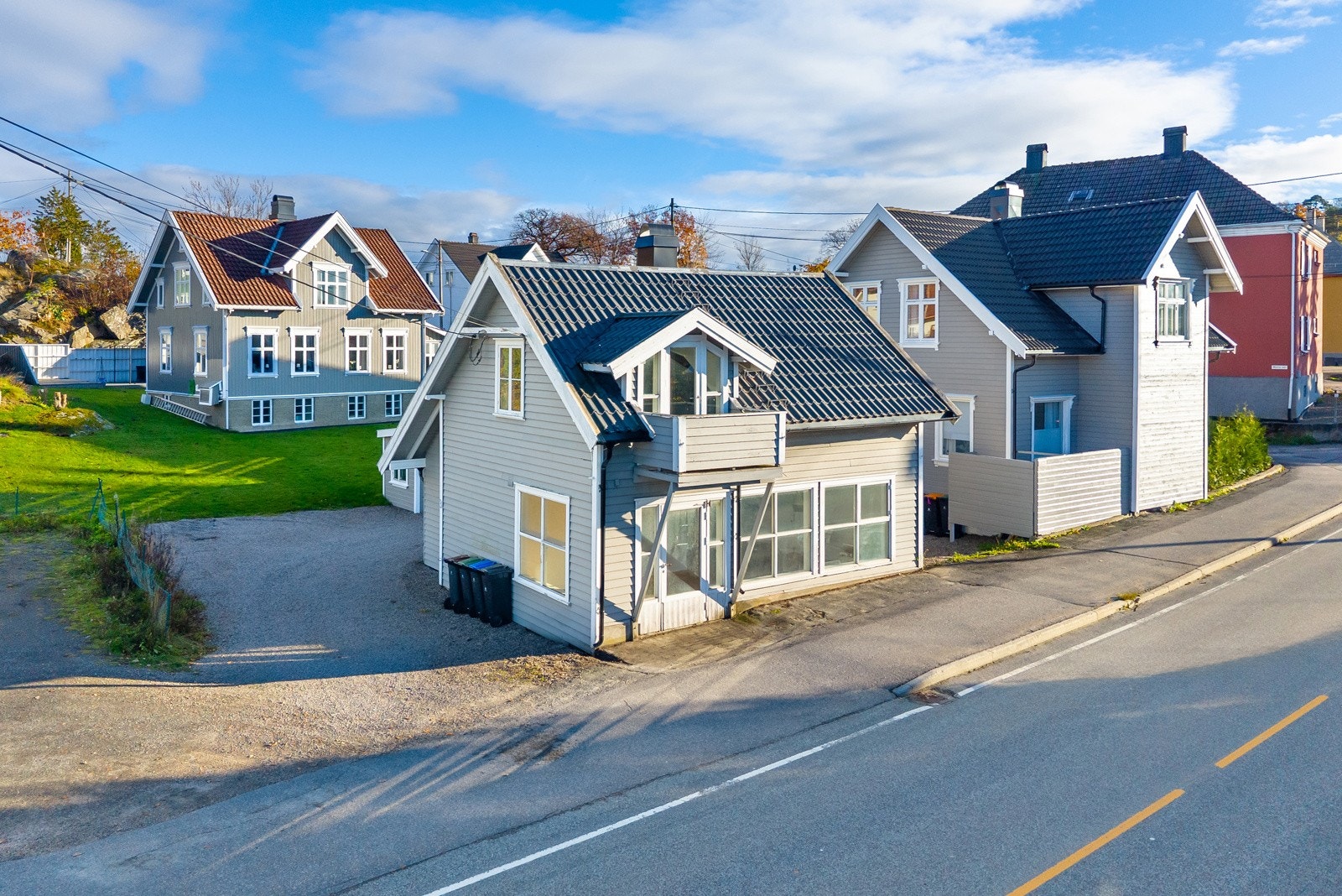 Kombinasjonsbygg med tidligere frisørsalong i underetasjen. Det er leilighet i 2 etasje. Galleribilde