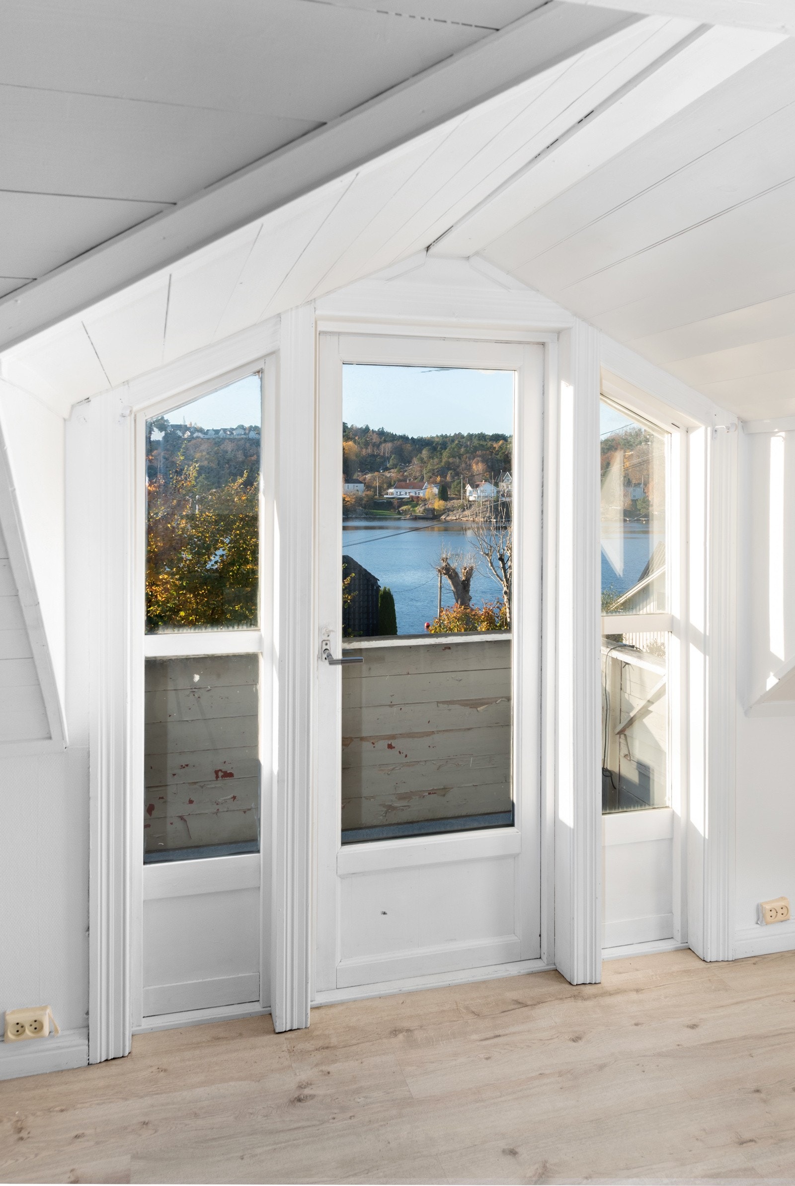 Det er utgang fra stuen til balkong hvor man har gode solforhold & utsikt til sjøen(Neskilen) Galleribilde