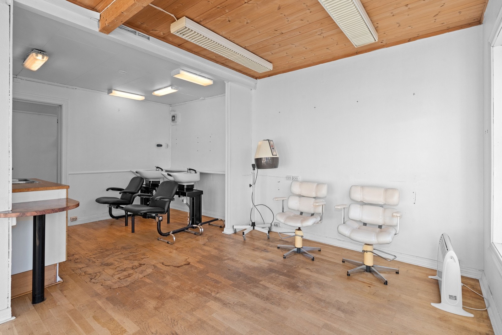 Lokalet i 1. etg. er tidligere brukt til frisørsalong. Galleribilde