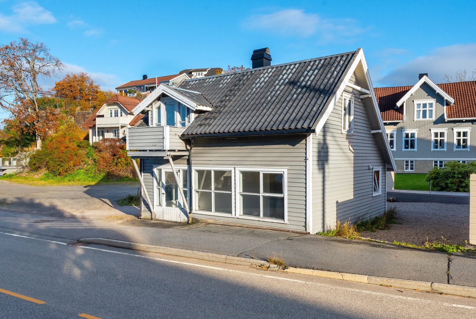 Eiendommen ligger langs med veien og har god eksponering med tanke på lokalene i 1. etg. Galleribilde