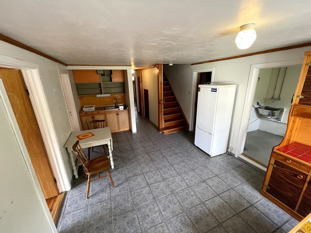 Stue/kjøkkenareal. Nytt kjøleskap, oppvaskmaskin og komfyr er satt inn etter bildet er tatt. Galleribilde