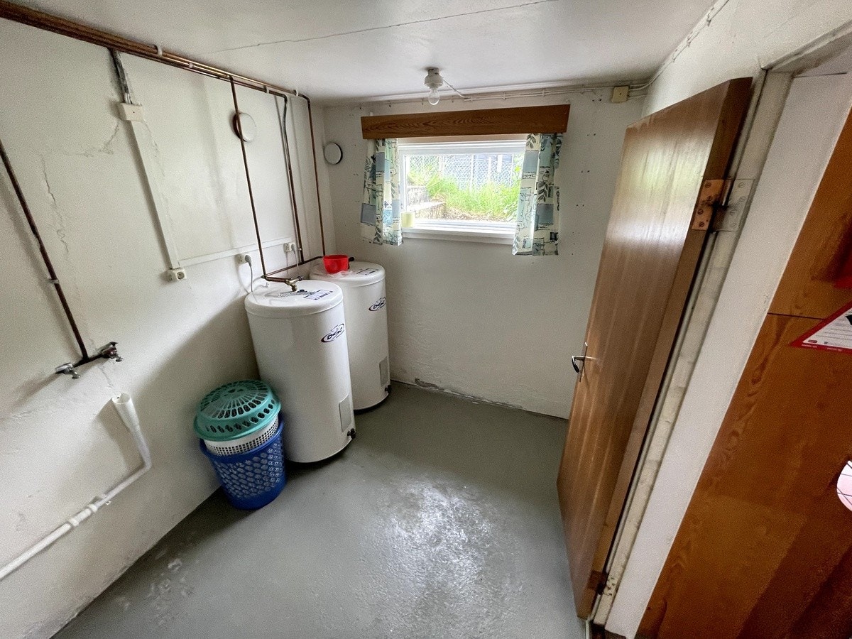 Stort vaskerom. Vaskemaskin er satt inn etter bildet ble tatt. Galleribilde