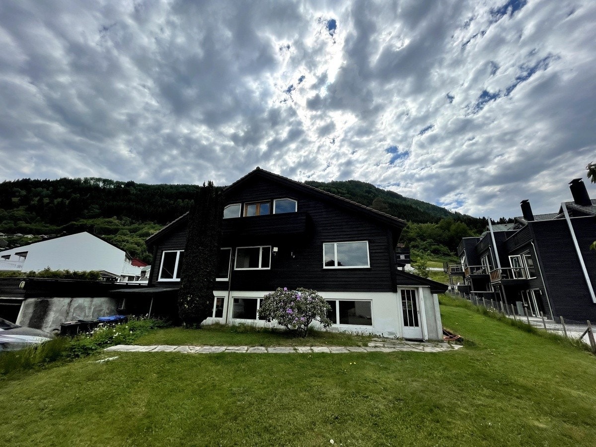 Fasade. Inngang kjellerleilighet på høyre side Galleribilde