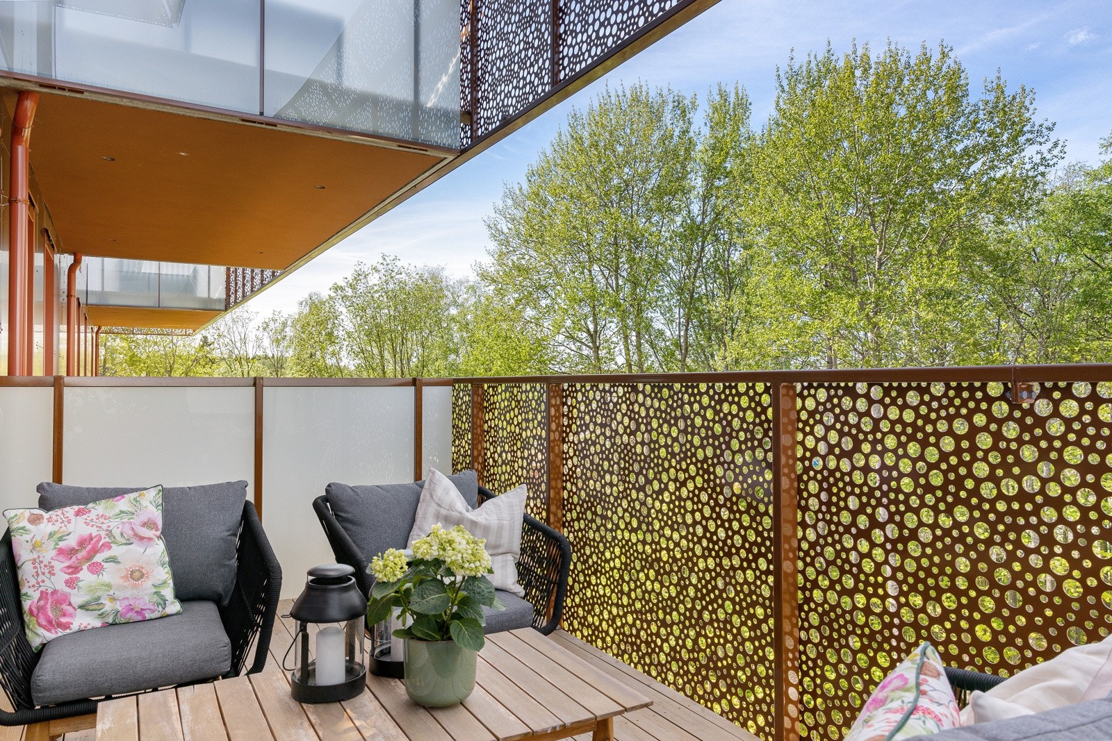 Denne balkongen har adkomst fra stuen ved spisestuen. Galleribilde