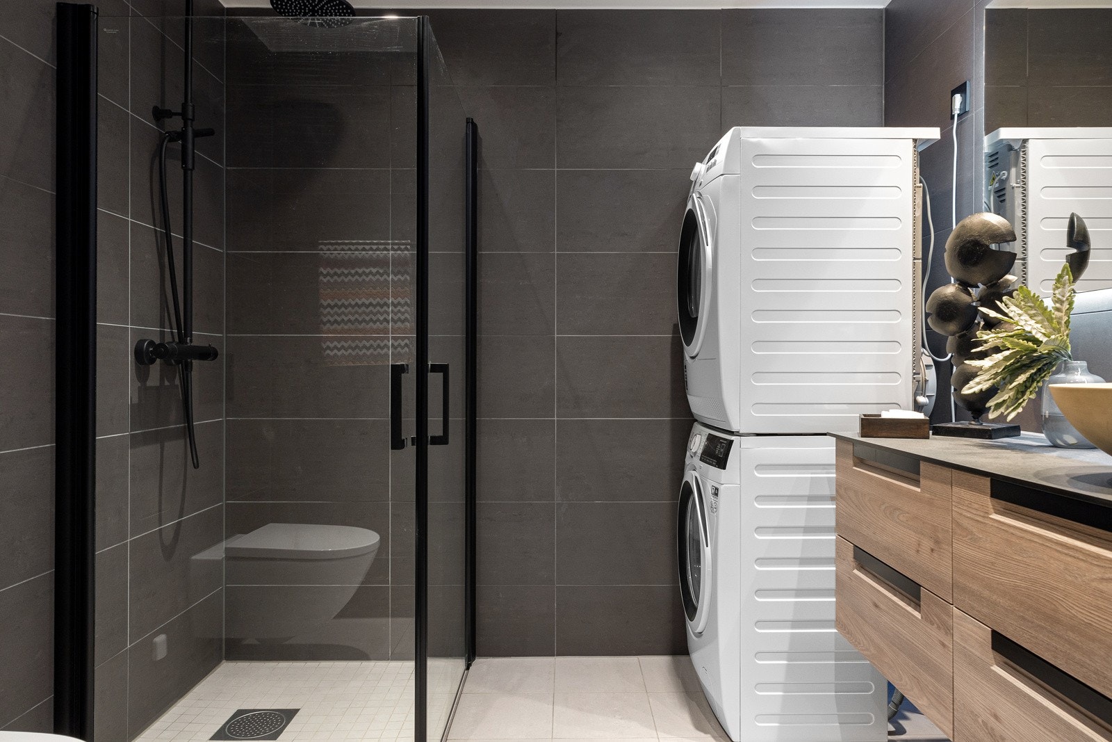 Flott bad med adkomst fra gangen, med opplegg for vaskesøyle. Galleribilde