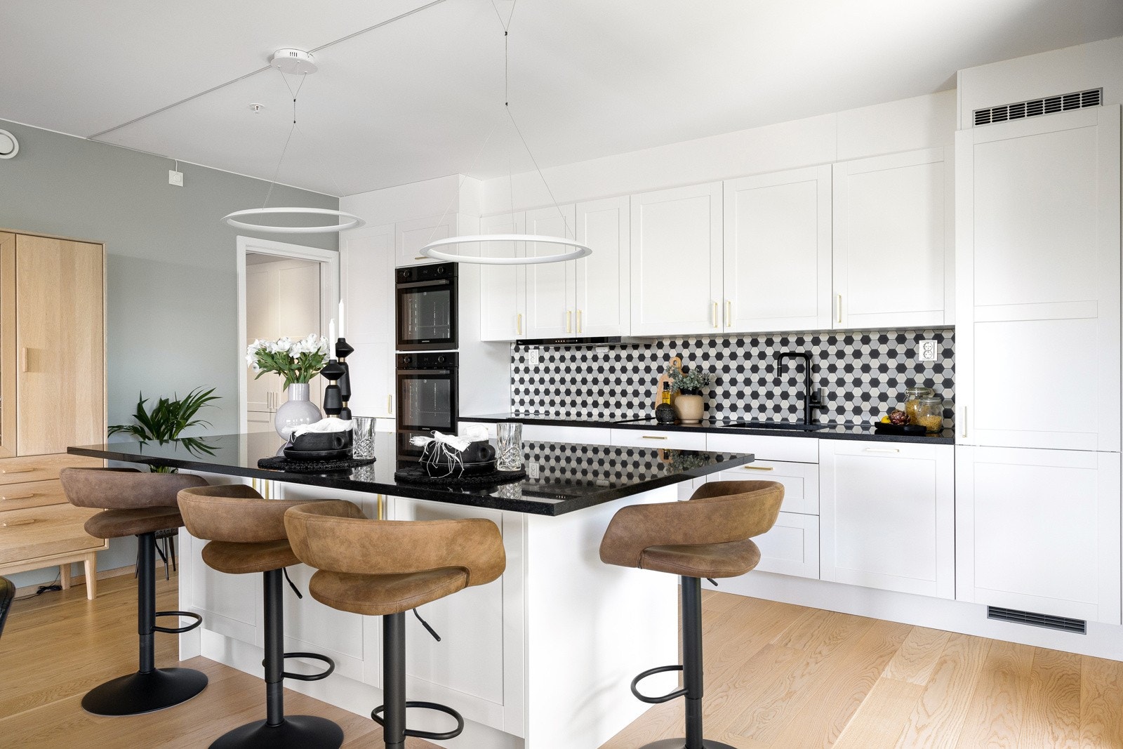 Det er lagt fliser mellom benkeplaten og overskapene som harmonerer fint med øvrige flater. Galleribilde