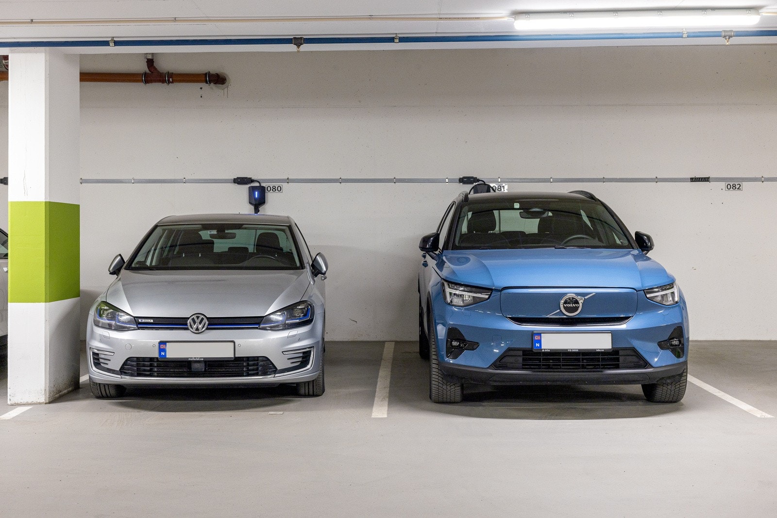 Garasjeplass nr. 80 medfølger. Om ønskelig kan en ytterligere plass kjøpes etter nærmere avtale. Fellesutgifter kr 217,- pr. plass pr. mnd. Galleribilde