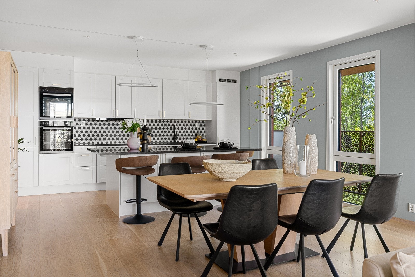 Stuen og kjøkkenet er i åpen løsning, med god plass for en større spisestue. Galleribilde