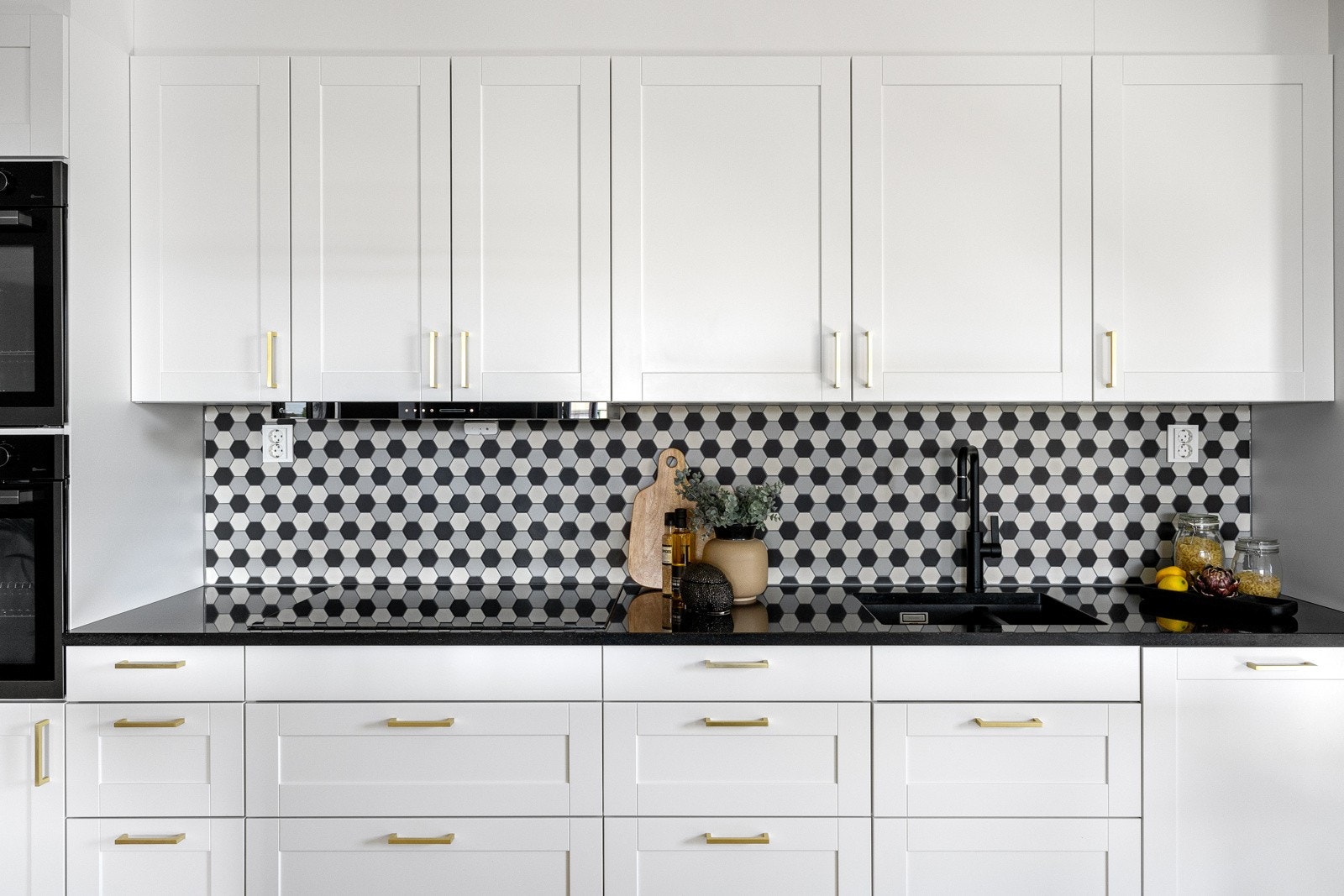 Lekkert kjøkken fra Sigdal med glatte fronter og flott benkeplate av stein. Galleribilde