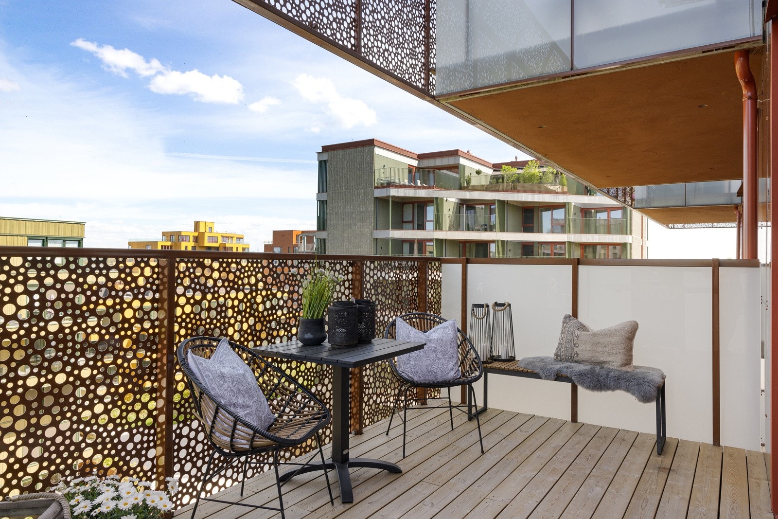 Balkongene er belagt med tregulv. Utebelysning og stikkontakter er montert. Galleribilde