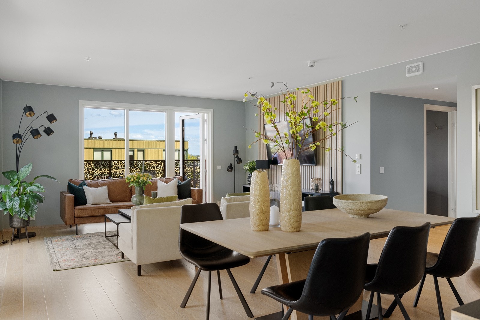 I 2023 ble det montert spilevegg i stuen i fin harmoni med øvrige flater. Galleribilde