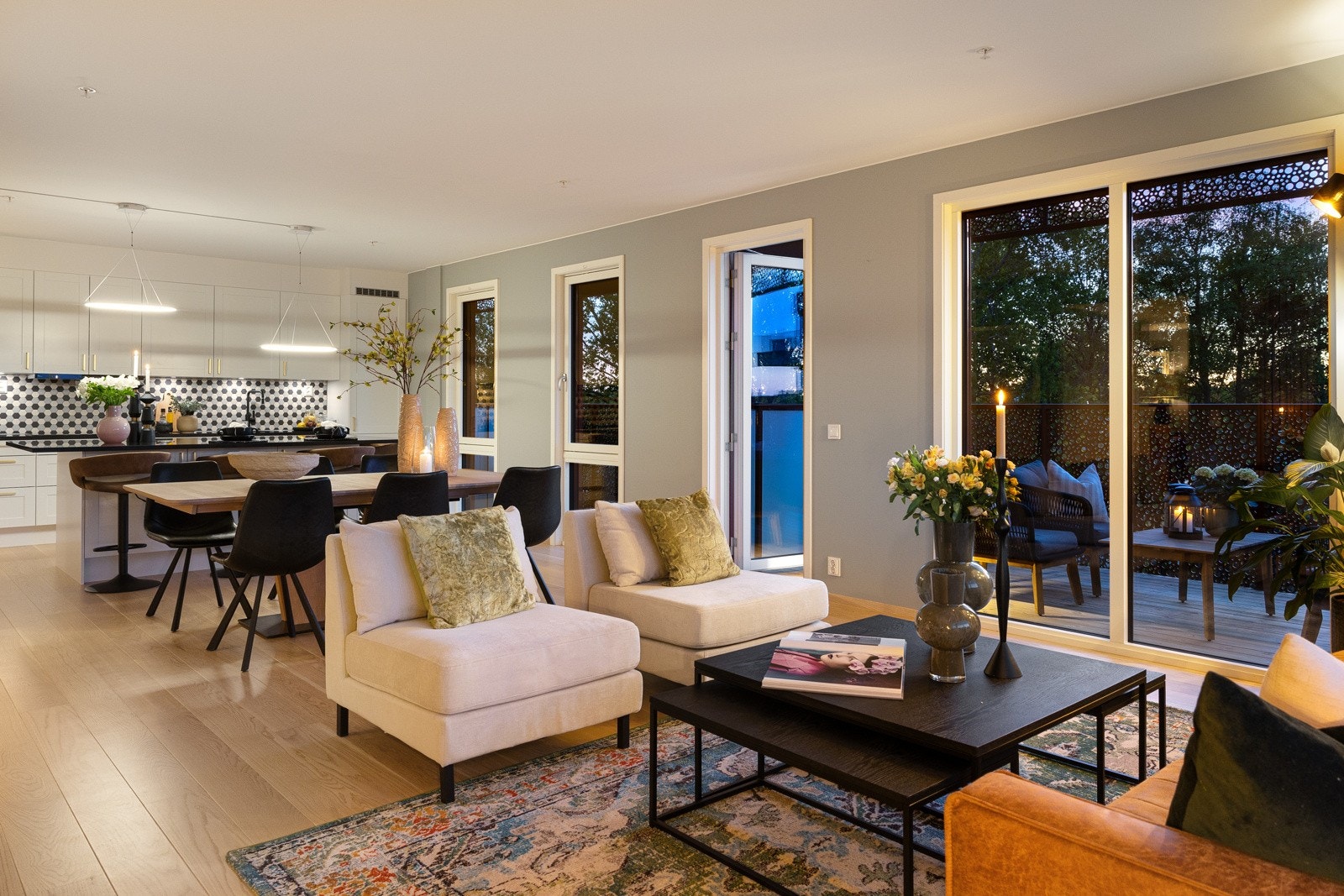 Stuen og kjøkkenet er i åpen løsning, med hjørnebeliggenhet og store vinduer på to veggflater. Galleribilde