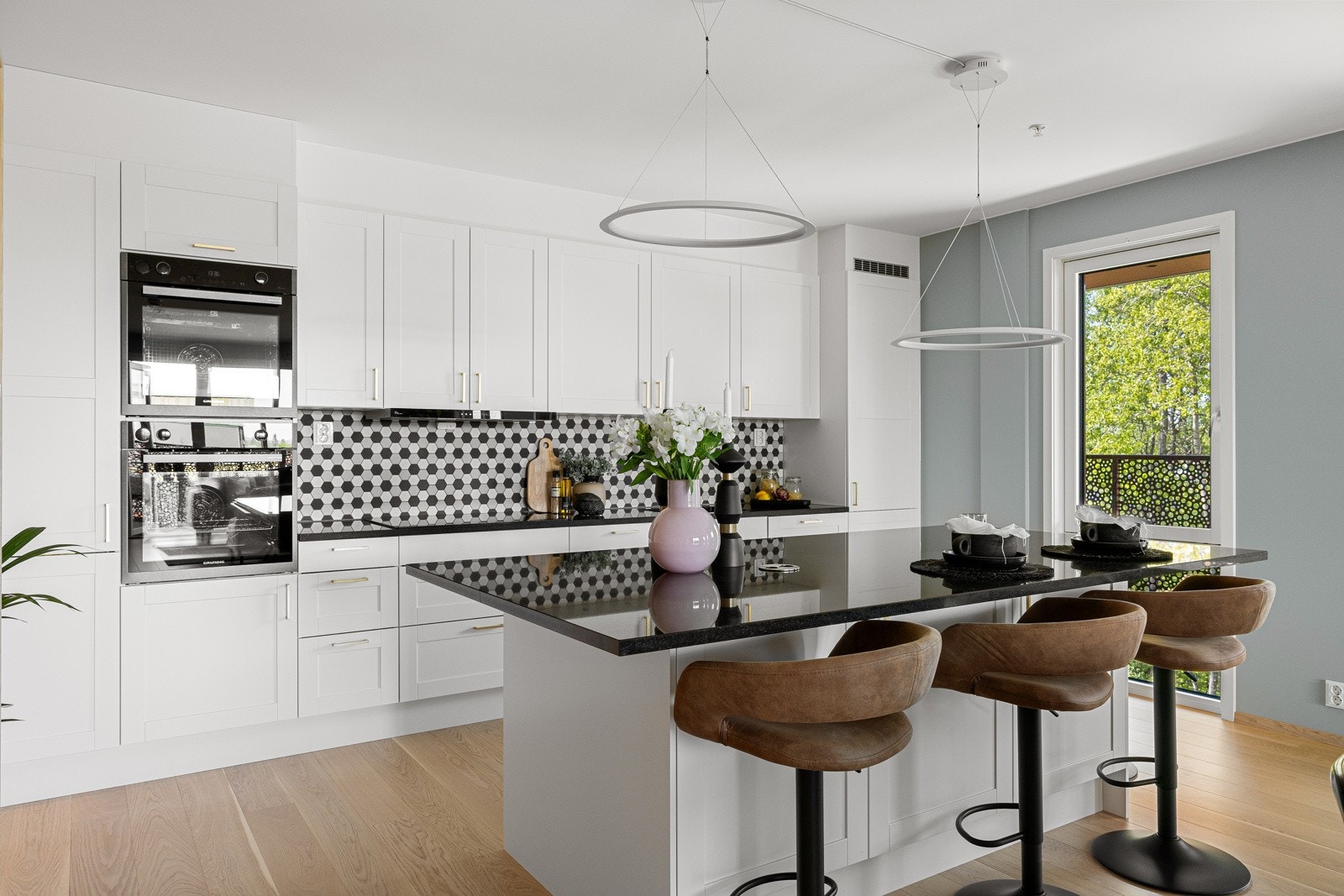 Stilig kjøkkenøy med ekstra oppbevaringsplass og arbeidsflater for kokken, i tillegg til naturlig spiseplass. Galleribilde