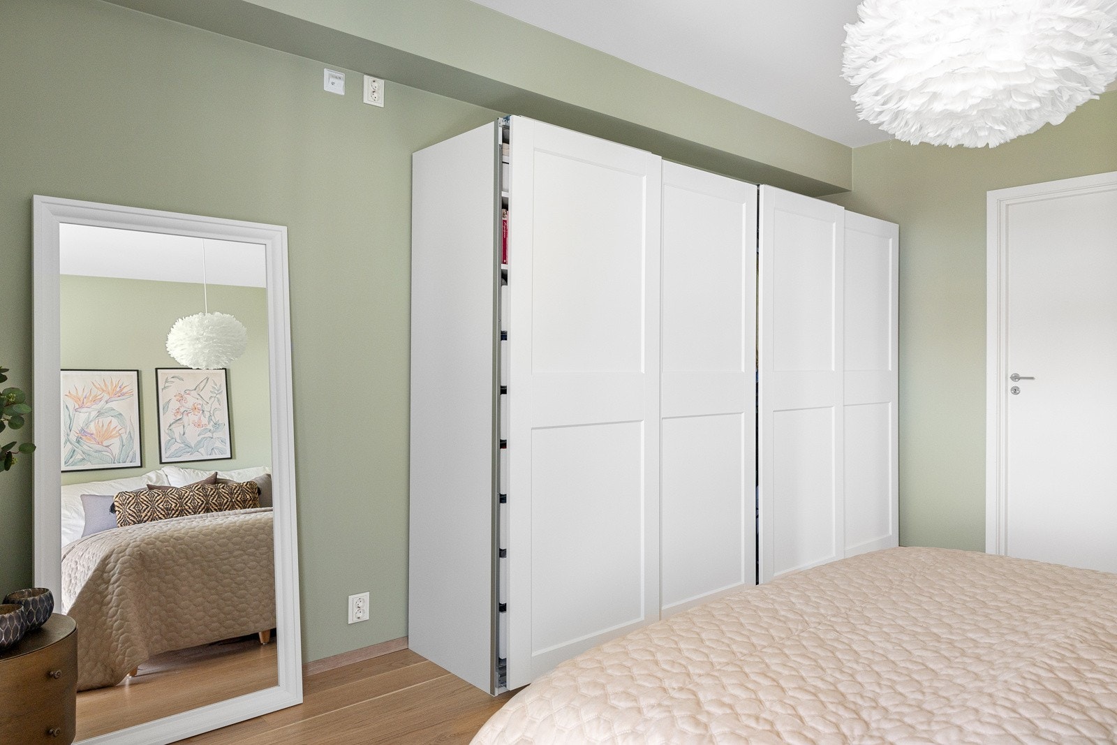 Alle garderobeskap med unntak av på soverom medfølger. Galleribilde