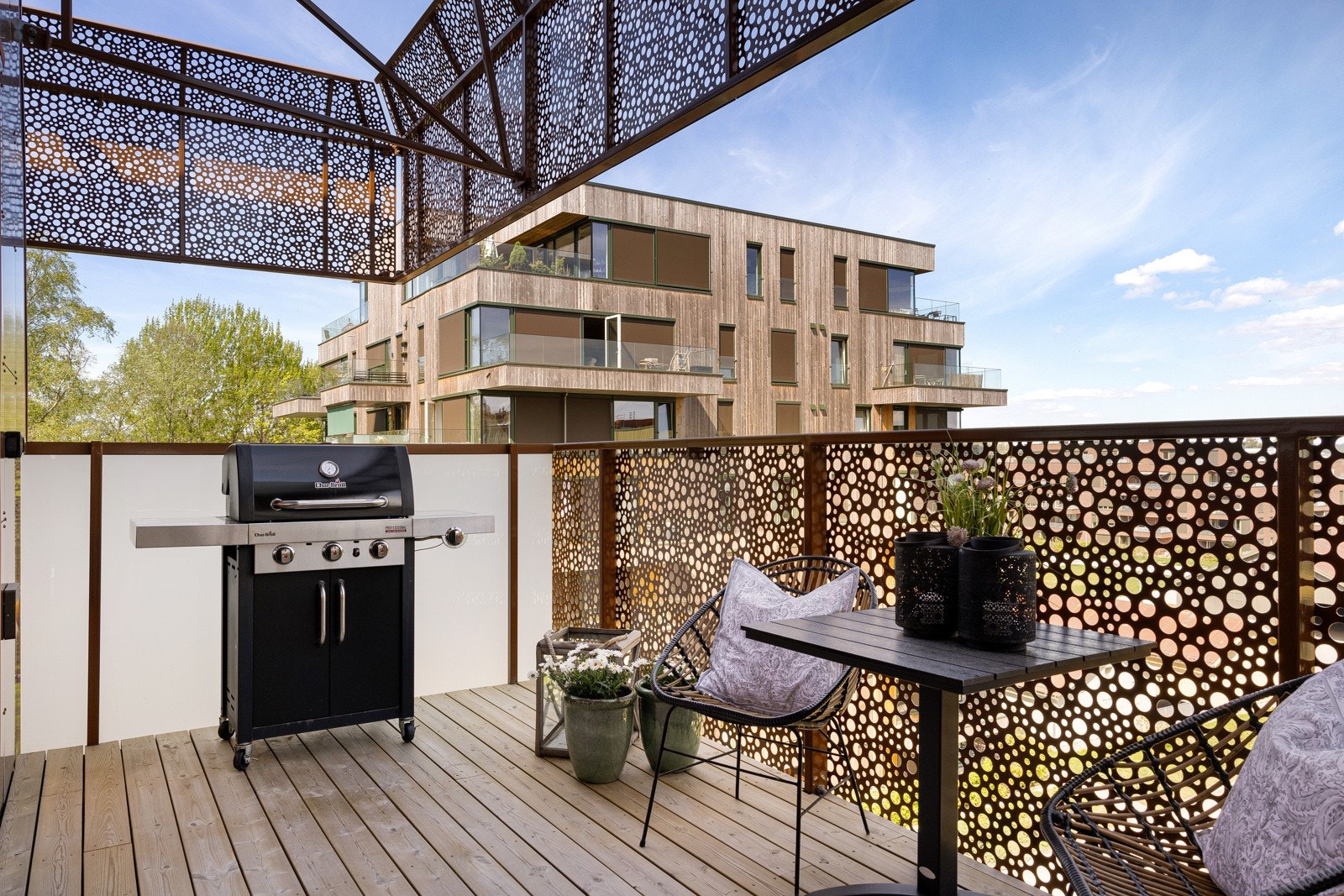 God plass til utemøblement på begge balkongene, her fra balkongen utenfor stuen i front. Galleribilde