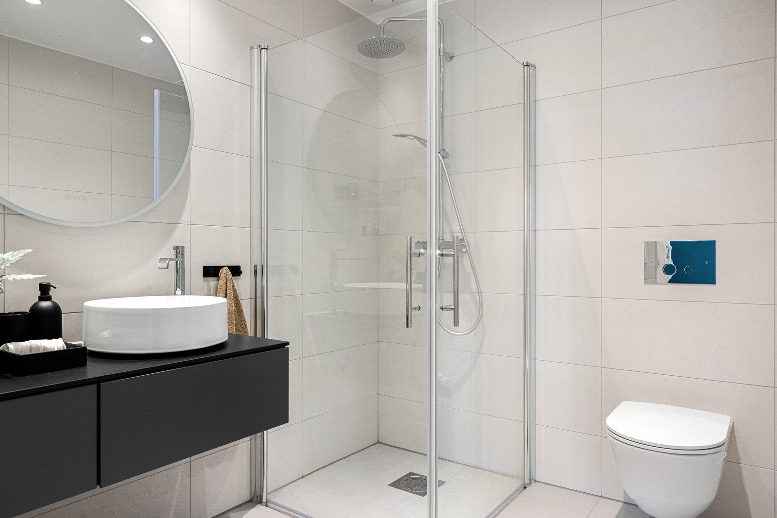 Det ene av leilighetens to bad har adkomst fra hovedsoverommet. Galleribilde