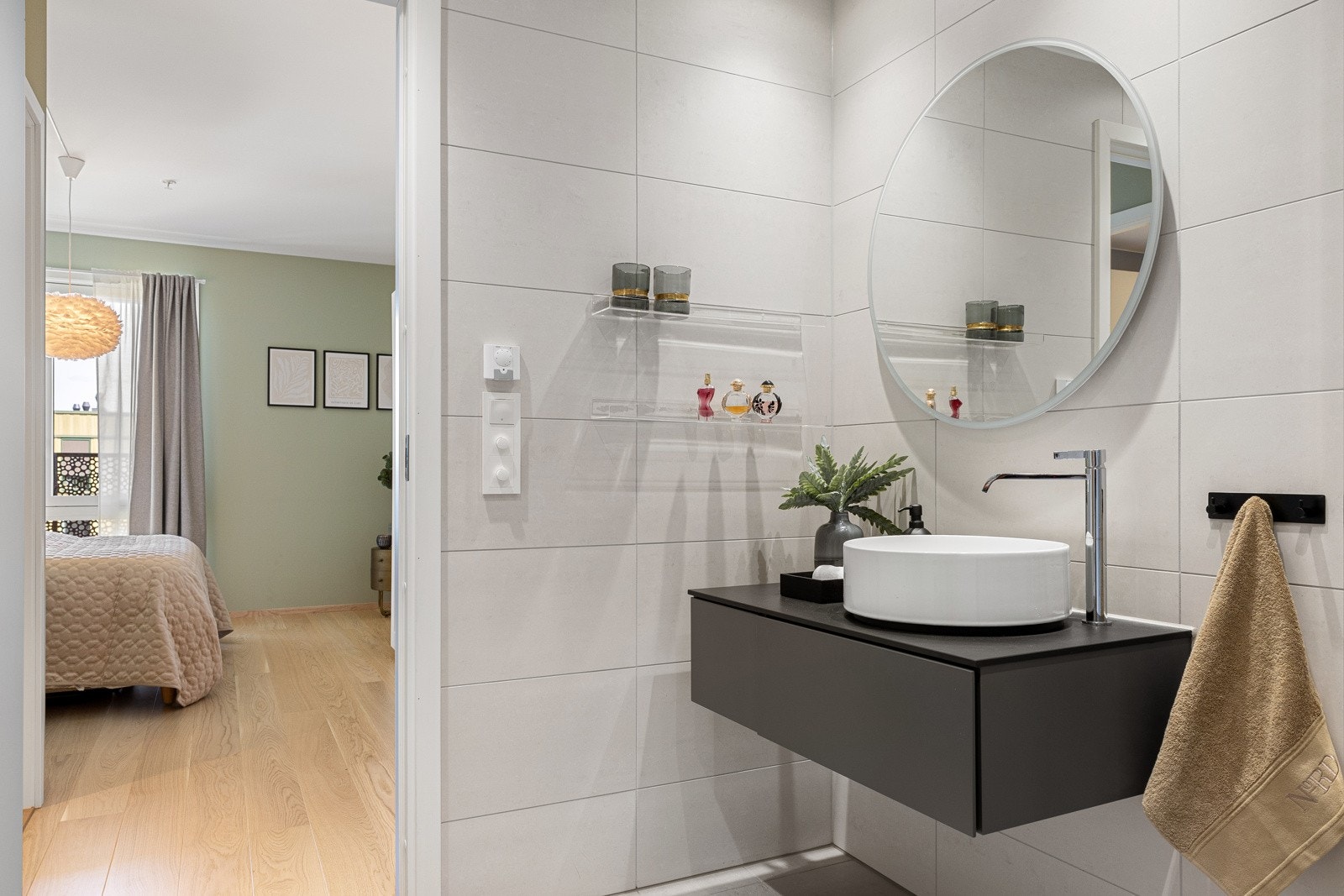 Begge badene har dusjhjørne, veggmontert toalett og servantinnredning. Galleribilde