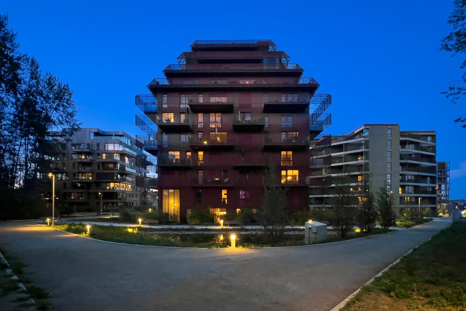 Leiligheten befinner seg i Ski Tårn av Reiulf Ramstad Arkitekter. Galleribilde