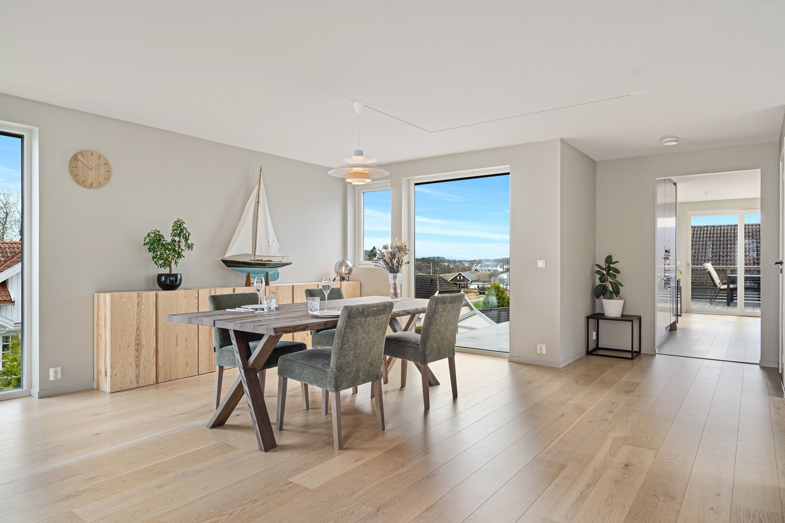 Stuen har åpen løsning mot kjøkkenet og gir god plass til både hverdag og selskapeligheter. Galleribilde