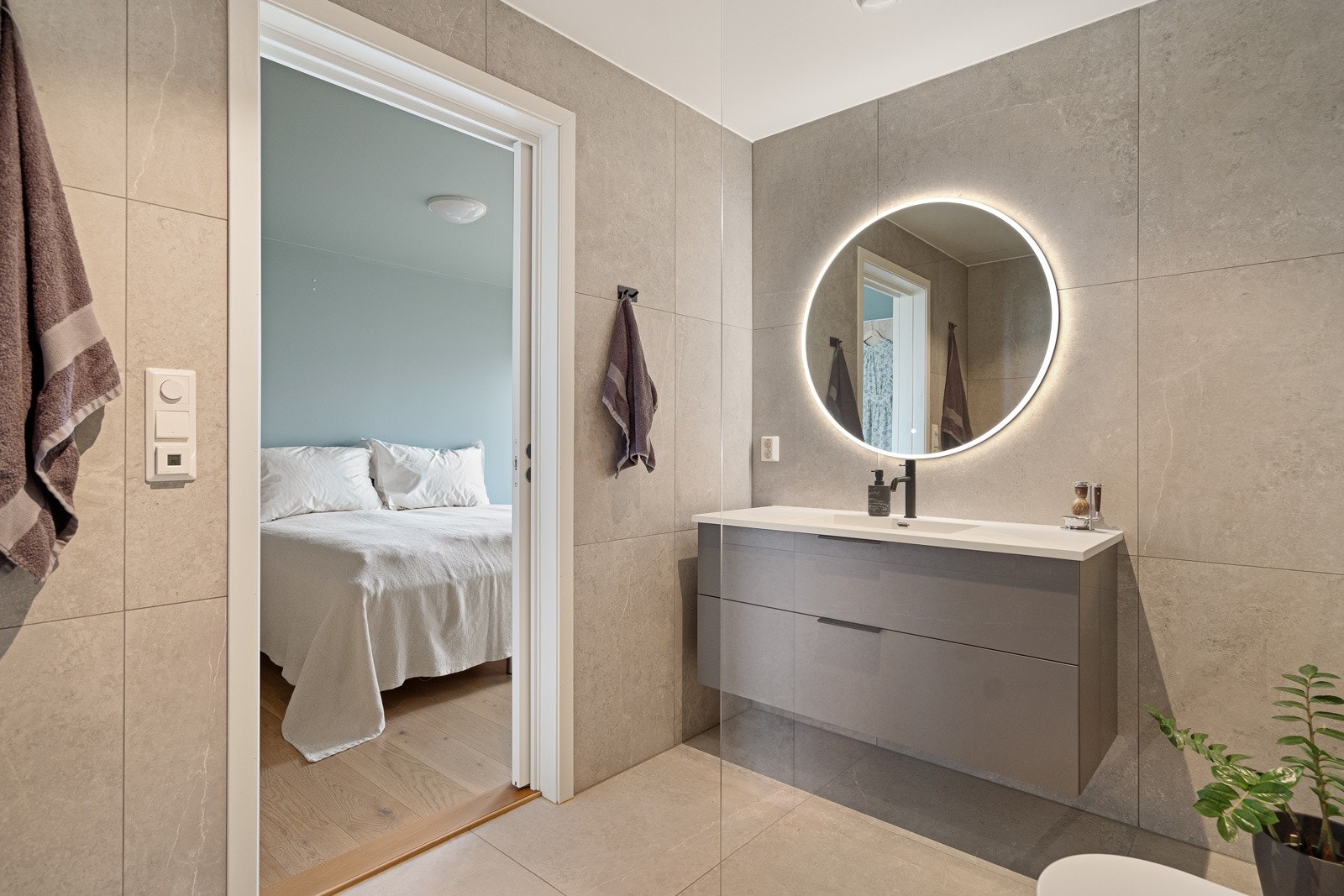 Direkte adkomst fra hovedsoverommet til stilrent og funksjonelt bad - en elegant løsning. Galleribilde