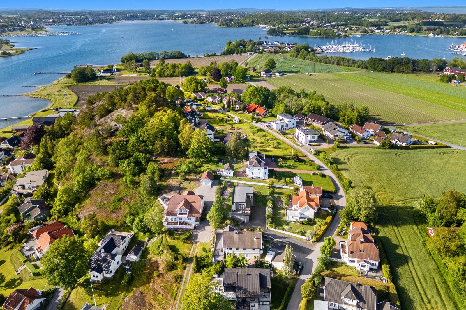 Barnevennlig og fredelig boområde med nærhet til både natur og sjøliv. Galleribilde