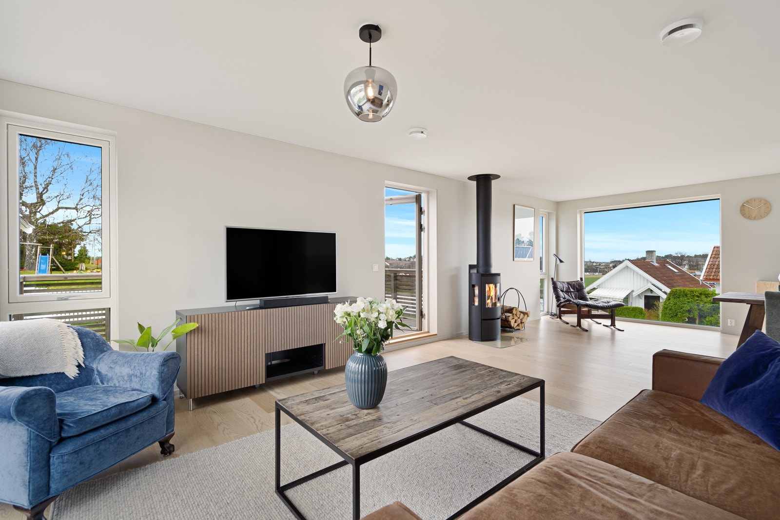 Romslig og innbydende stue med store vindusflater som slipper inn rikelig med naturlig lys. Galleribilde