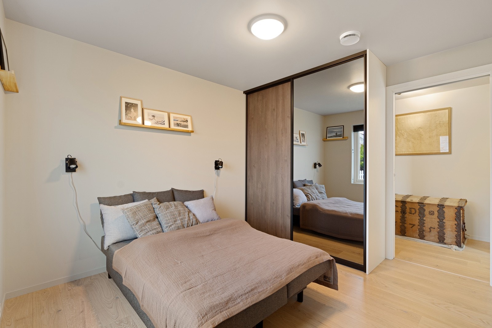 Soverom 2 - lyst og praktisk med plass til seng, skrivebord og oppbevaring. Galleribilde