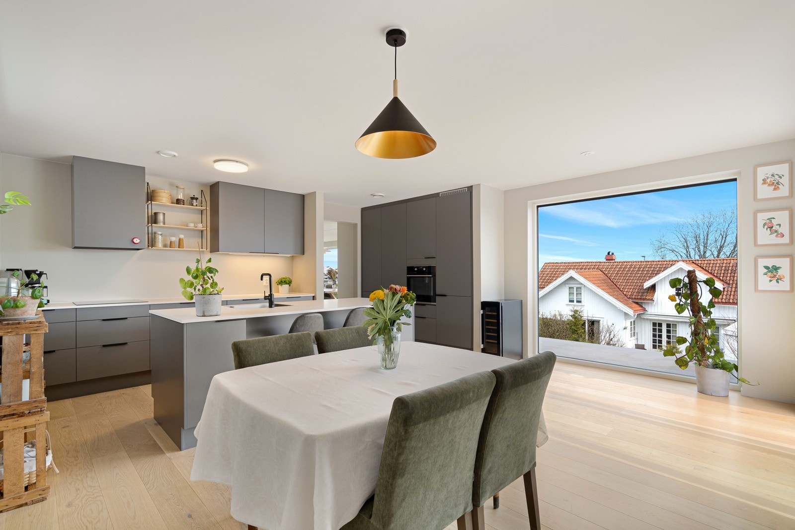 Kjøkkenet er moderne og funksjonelt, med rene linjer, integrerte hvitevarer og god arbeidsflate. Galleribilde