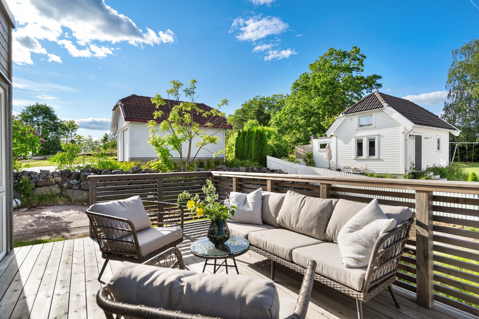 Fra stuen er det direkte utgang til en solrik terrasse med god plass for utemøbler og avslapning. Galleribilde