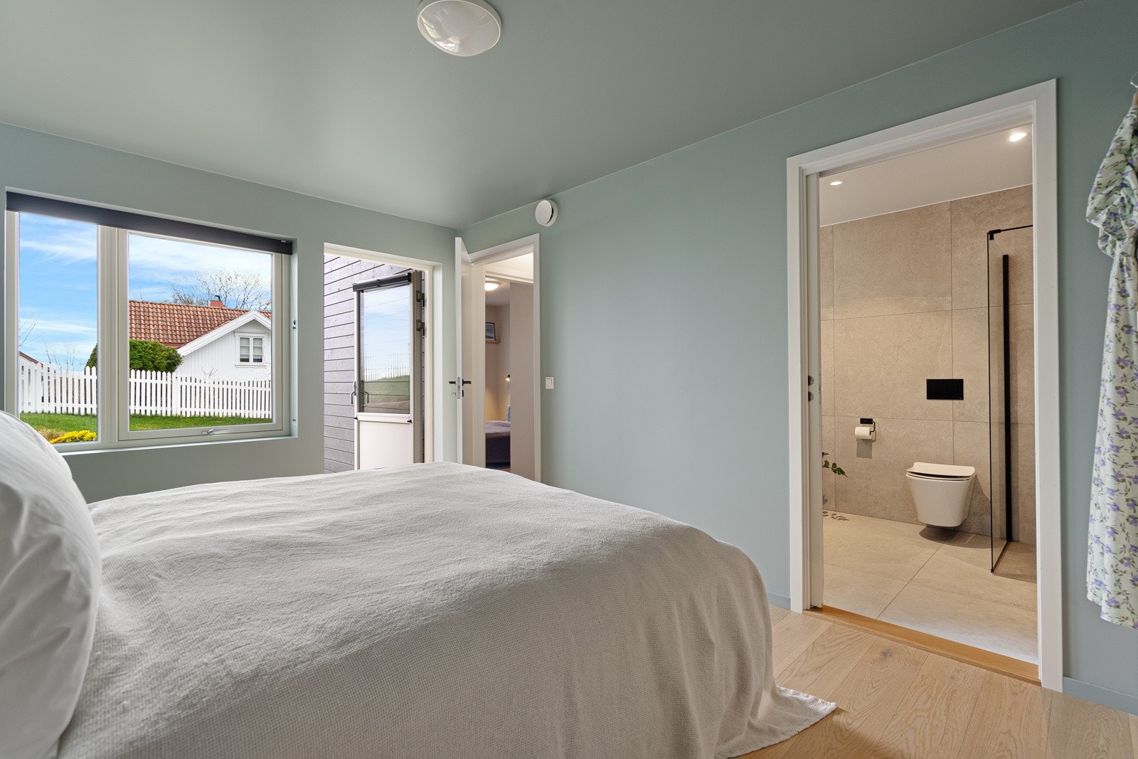Hovedsoverommet har direkte utgang til privat uteplass og eget bad - en luksuriøs løsning i hverdagen. Galleribilde