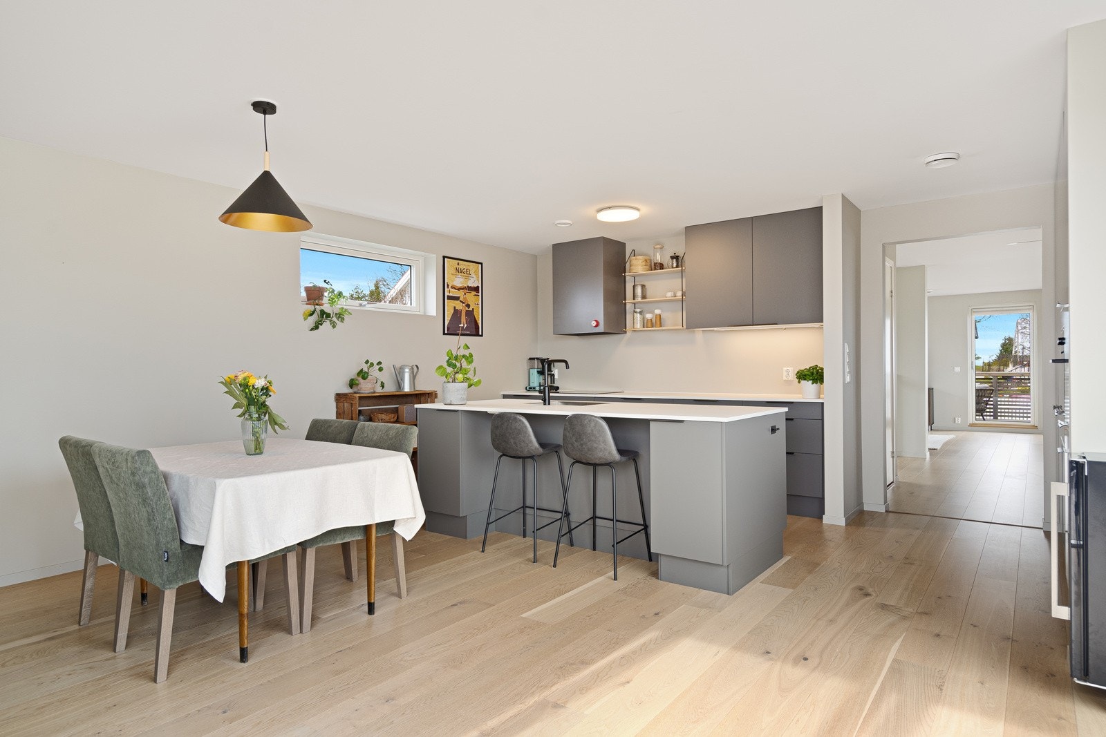 Stilrent kjøkken fra Aubo med integrerte hvitevarer og rikelig skapplass - et funksjonelt og lekkert samlingspunkt for hele familien. Galleribilde