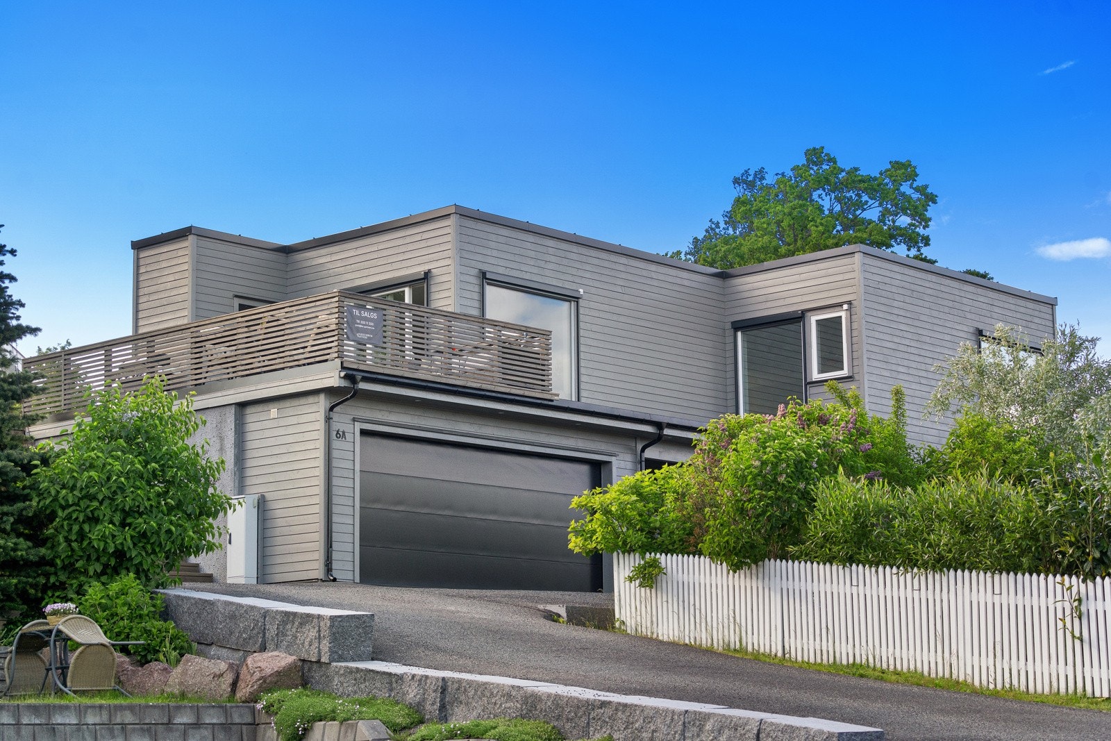 Eiendommen ligger skjermet til på en solrik tomt i et rolig og attraktivt boligområde. Galleribilde